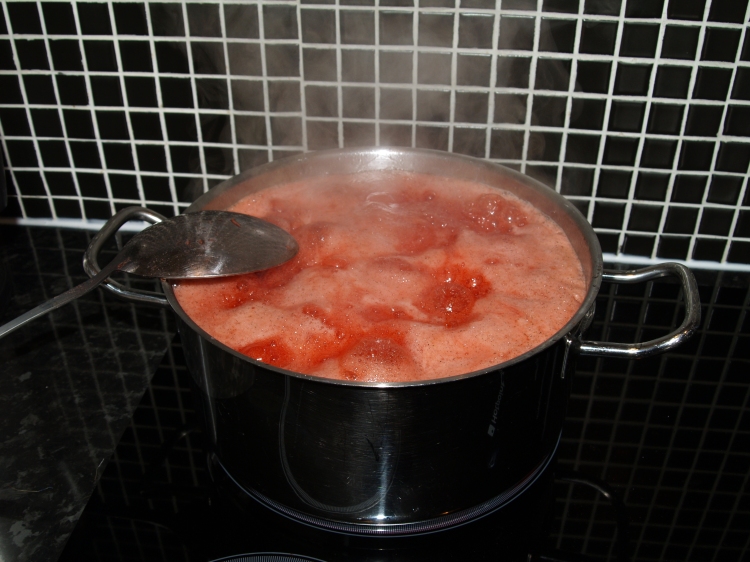 Boiling the jam